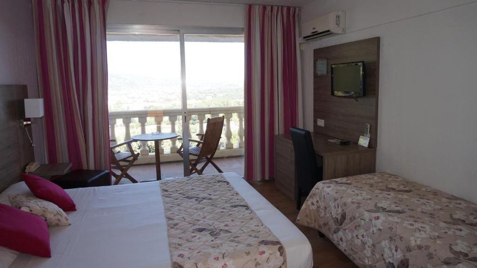 Le Col de l'Ange Hotel Room