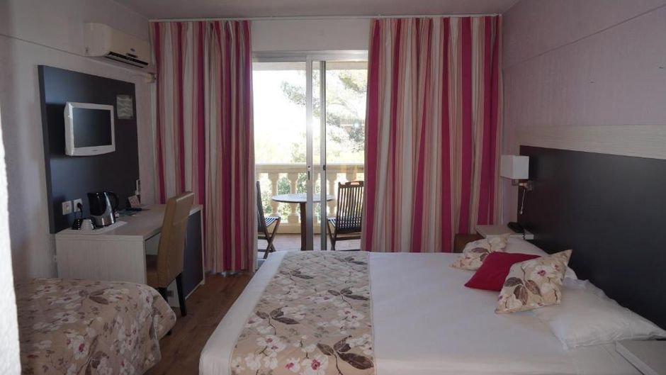 Le Col de l'Ange Hotel Room