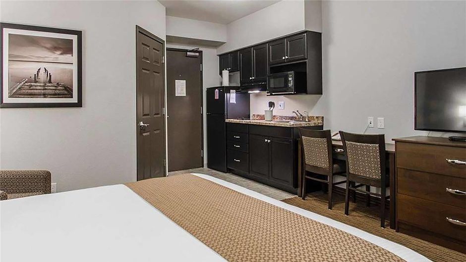Travelodge Suites by Wyndham Estevan Room
