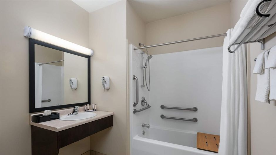 Travelodge Suites by Wyndham Estevan Room