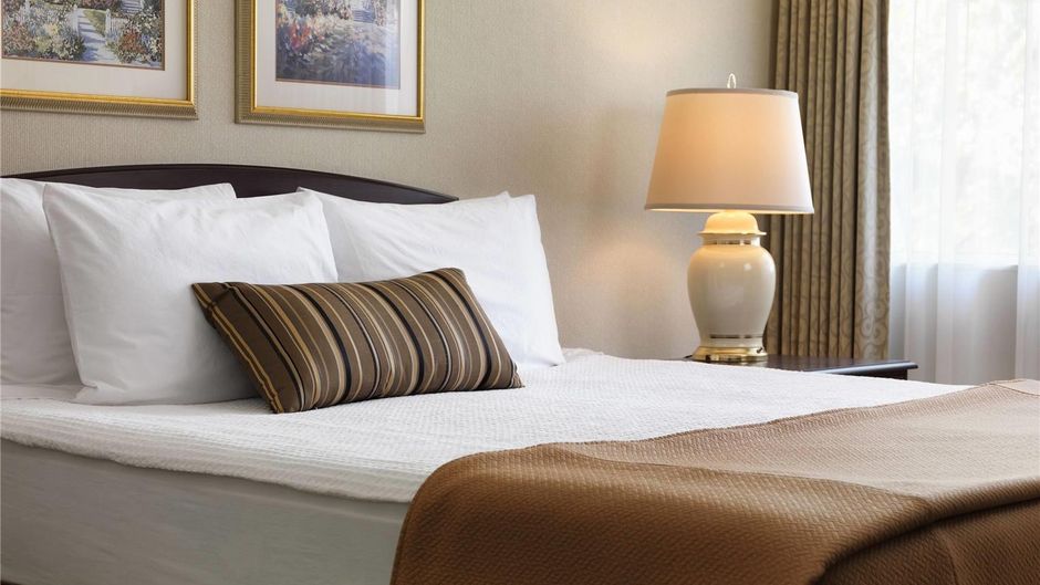 Royal Scot Hotel & Suites Room
