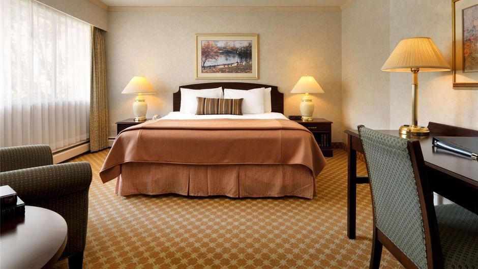 Royal Scot Hotel & Suites Room