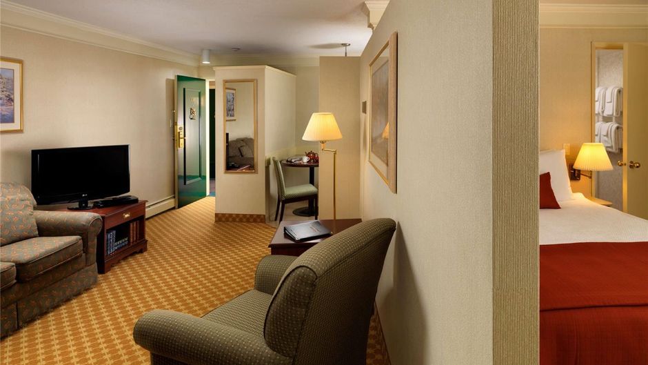 Royal Scot Hotel & Suites Room