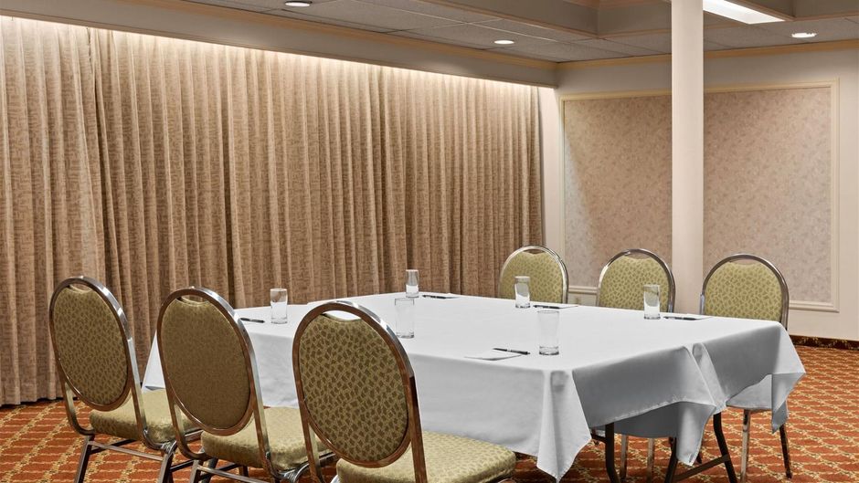 Royal Scot Hotel & Suites Meeting