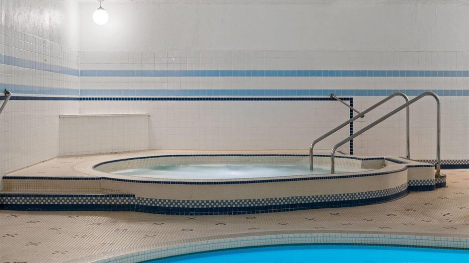Royal Scot Hotel & Suites Pool