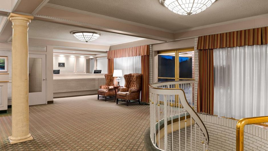 Royal Scot Hotel & Suites Lobby