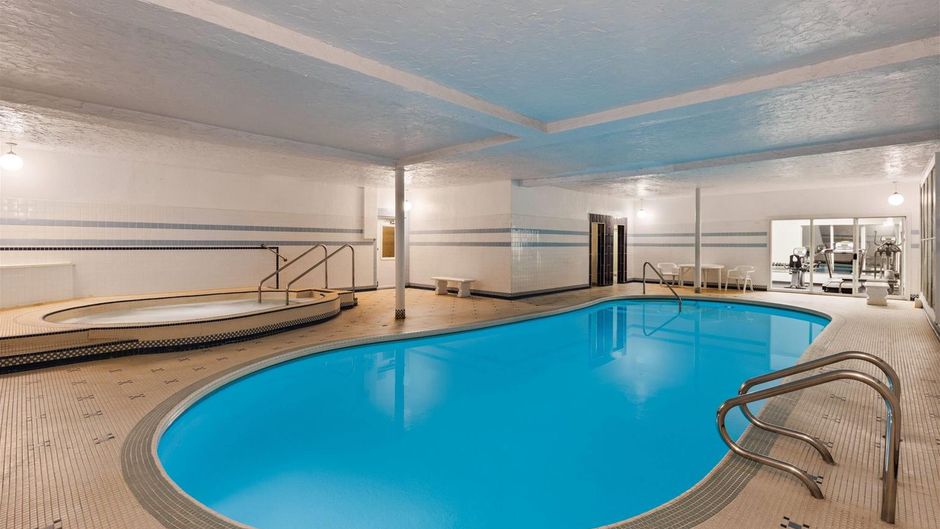 Royal Scot Hotel & Suites Pool