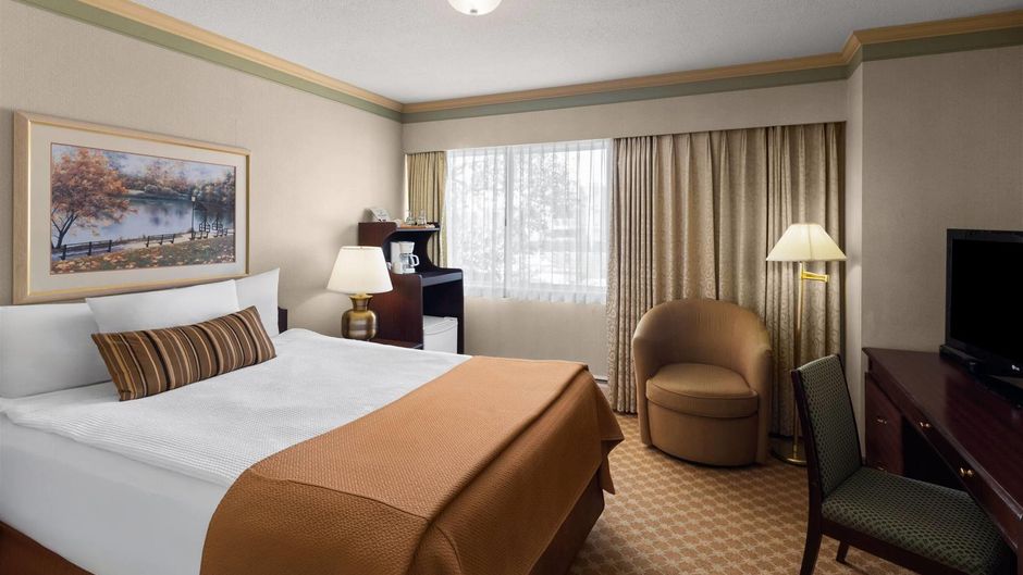 Royal Scot Hotel & Suites Room