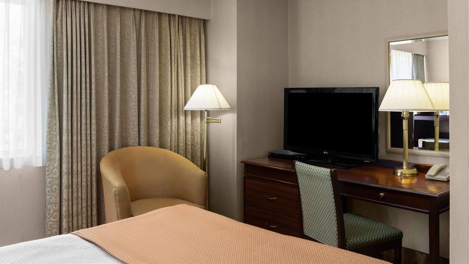 Royal Scot Hotel & Suites Room