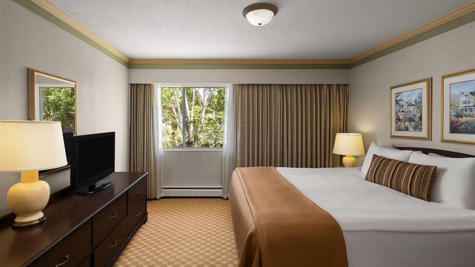 Royal Scot Hotel & Suites Suite