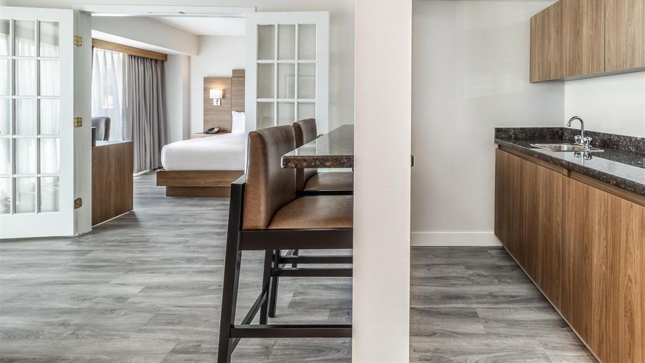 Atrium Hotel Vancouver Suite