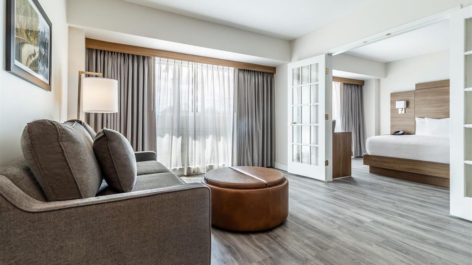 Atrium Hotel Vancouver Suite