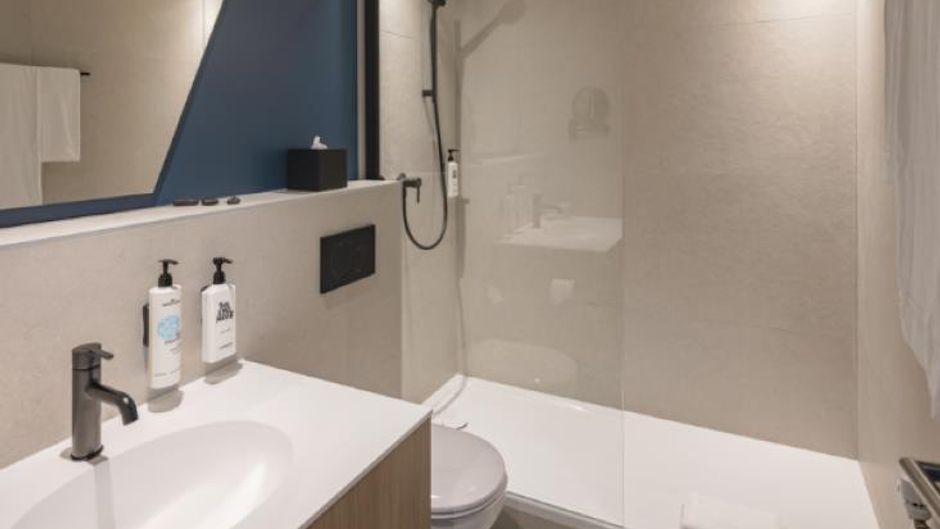 Everness Hotel & Resort Room