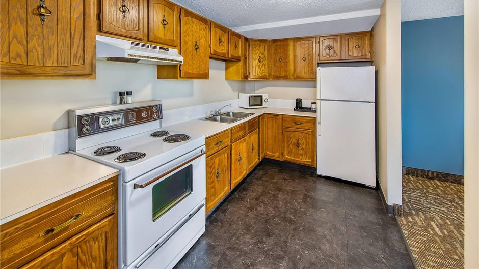 Crestwood Hotel Suite