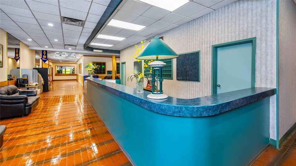 Crestwood Hotel Lobby