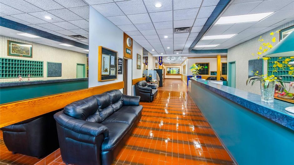 Crestwood Hotel Lobby