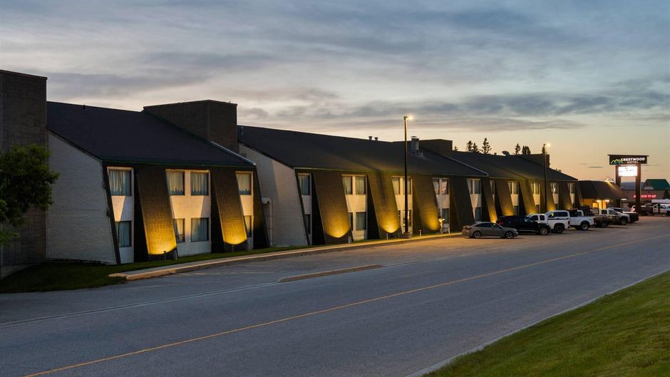 Crestwood Hotel Exterior