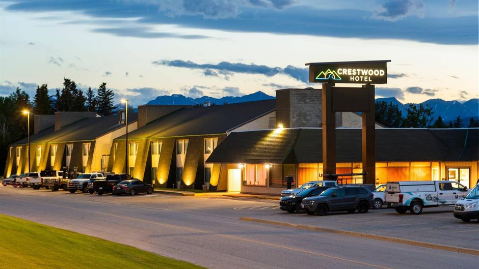 Crestwood Hotel Exterior