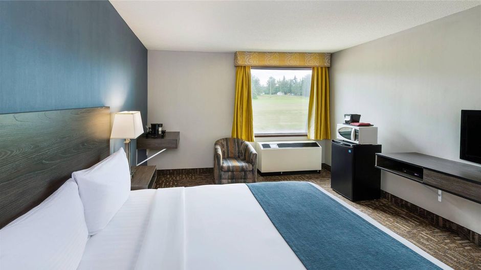 Crestwood Hotel Room