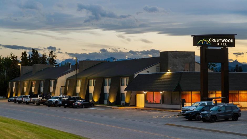 Crestwood Hotel Exterior