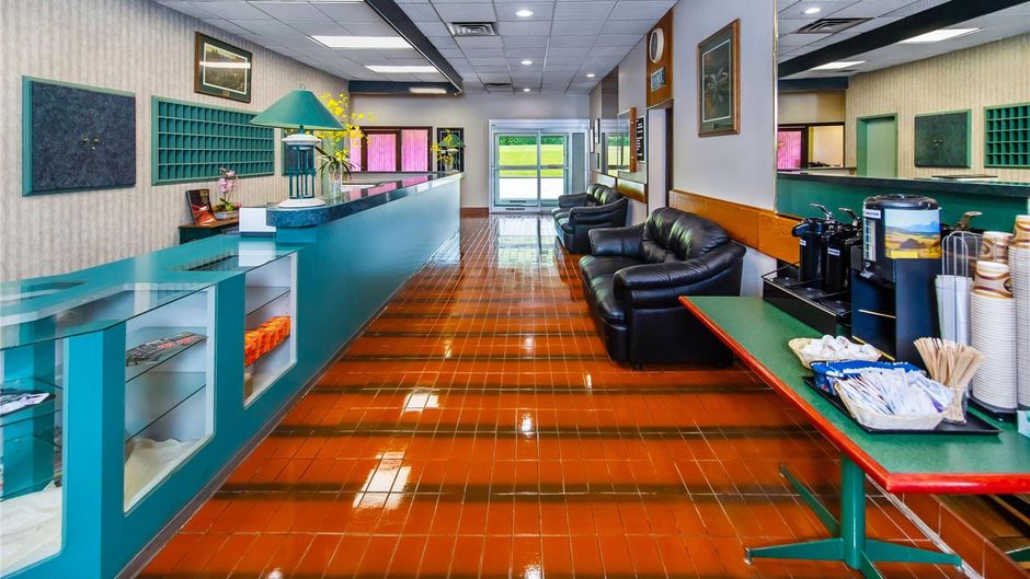 Crestwood Hotel Lobby