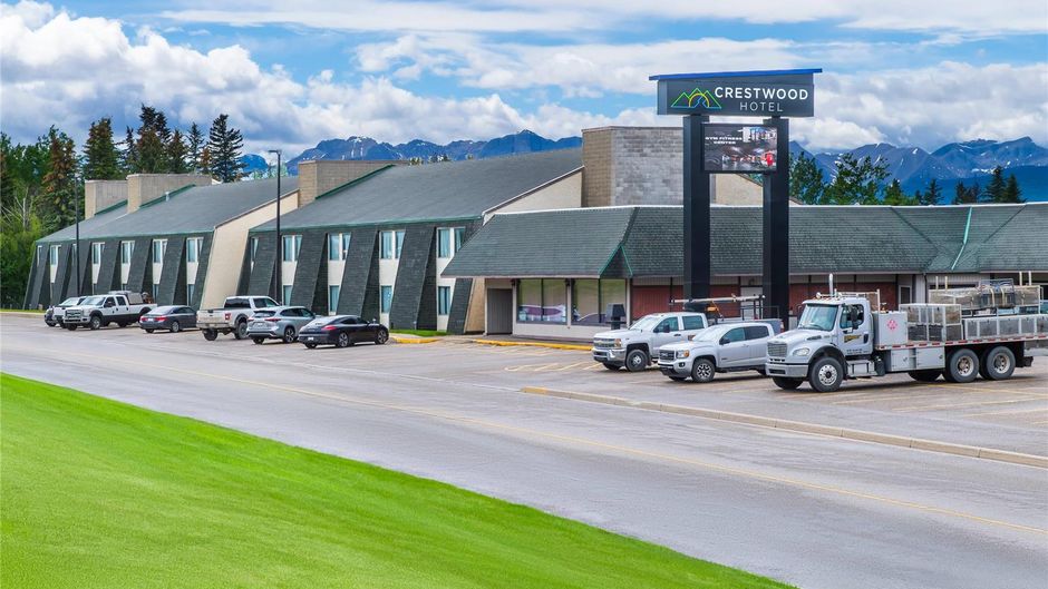 Crestwood Hotel Exterior