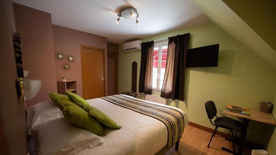 L' Escapade Logis Hotel Room