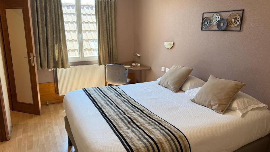 L' Escapade Logis Hotel Room