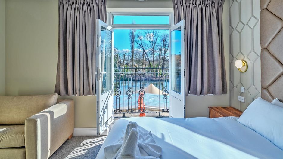 The Thames Hotel Room