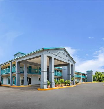 Deluxe Inn & Suites