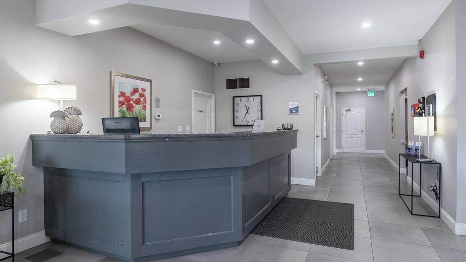 Amsterdam Inn & Suites Lobby