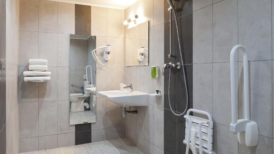 FH Confort Hotel Orleans Sud Room