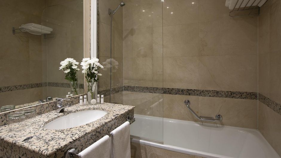 Hotel Corona de Castilla Room