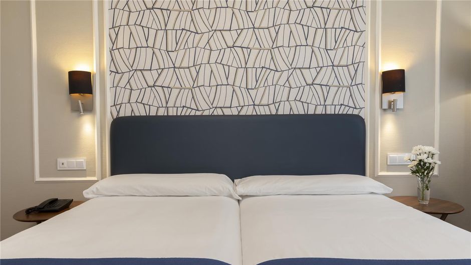 Hotel Corona de Castilla Room