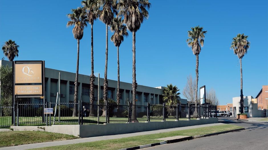 Q's Evander Hotel & Apartments Exterior