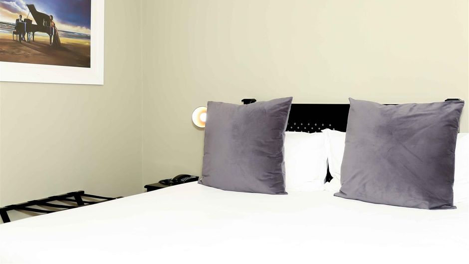 Q's Evander Hotel & Apartments Room