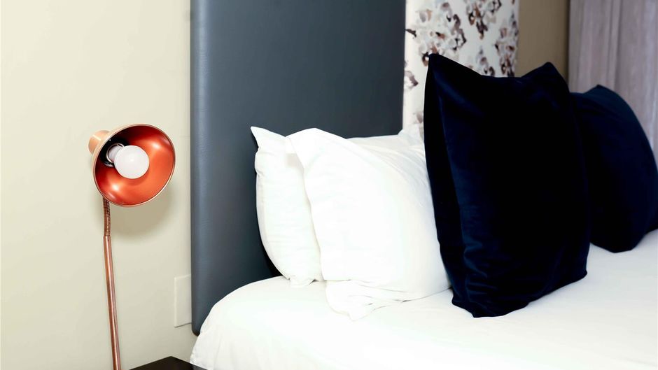 Q's Evander Hotel & Apartments Room
