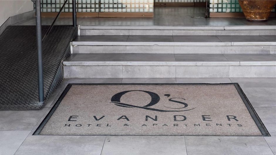 Q's Evander Hotel & Apartments Exterior