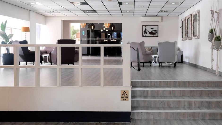 Q's Evander Hotel & Apartments Lobby