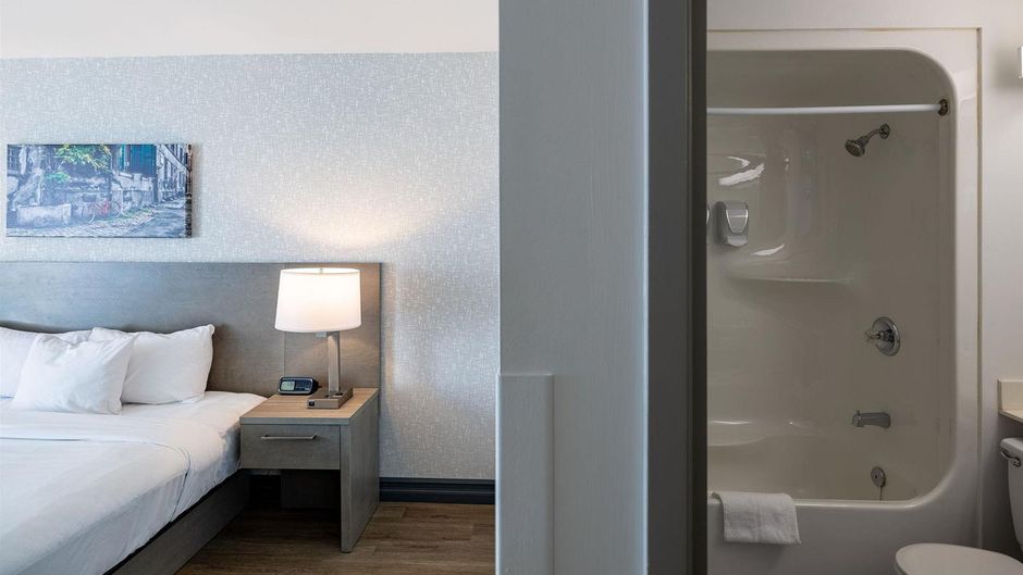 Repotel Airport Hotel Room