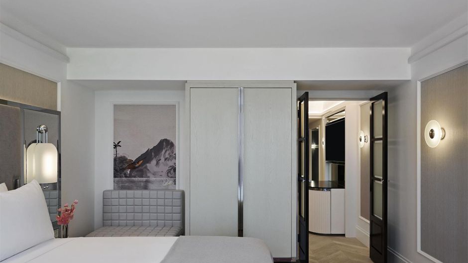 Royce Hotel Suite