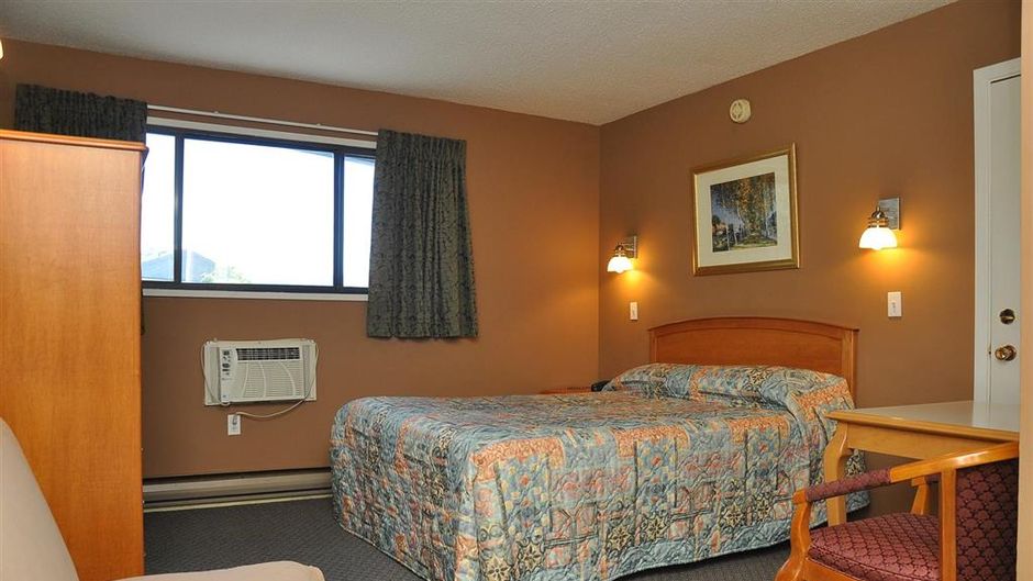 Canadas Best Value Inn Kelowna Room