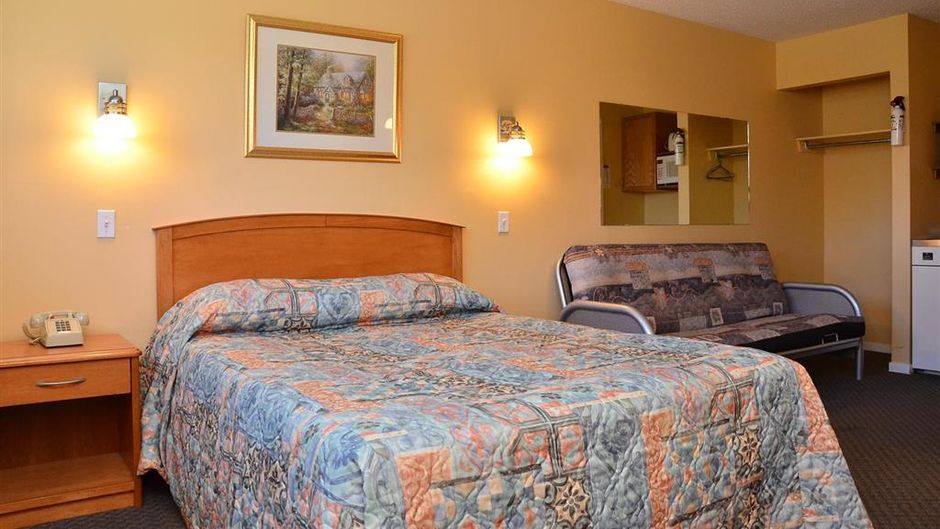 Canadas Best Value Inn Kelowna Room
