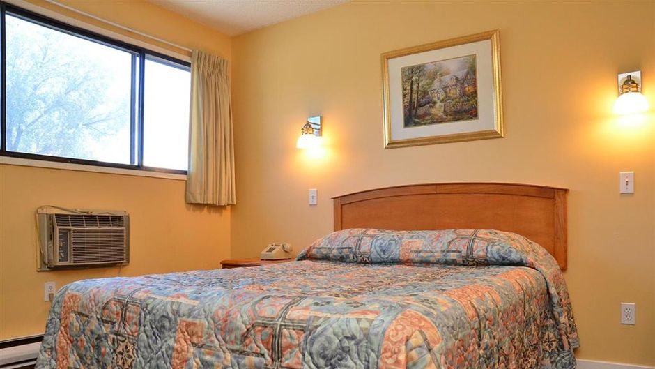 Canadas Best Value Inn Kelowna Room