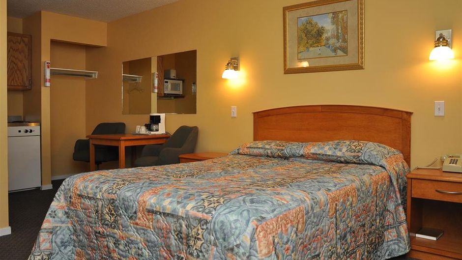 Canadas Best Value Inn Kelowna Room