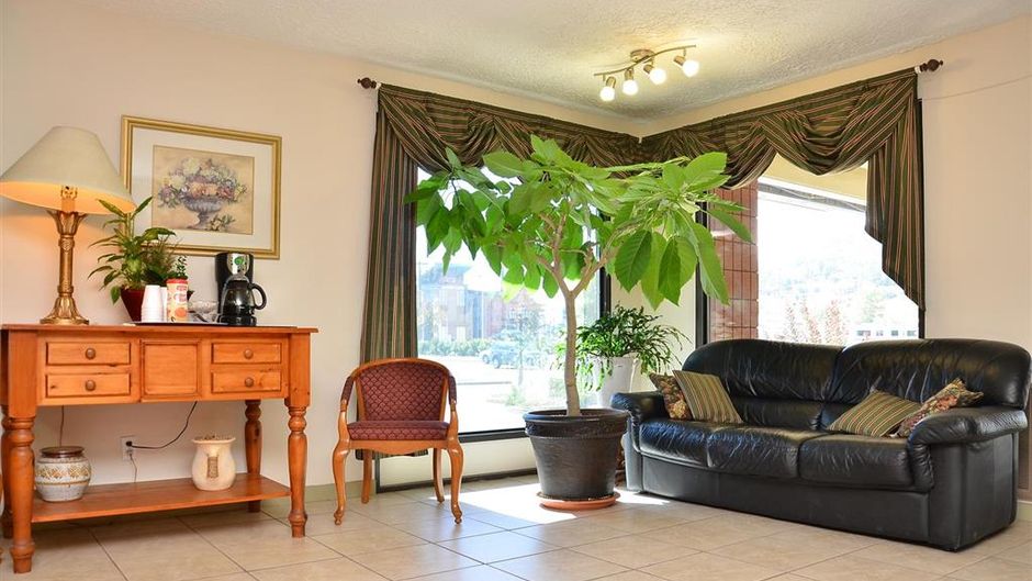 Canadas Best Value Inn Kelowna Lobby
