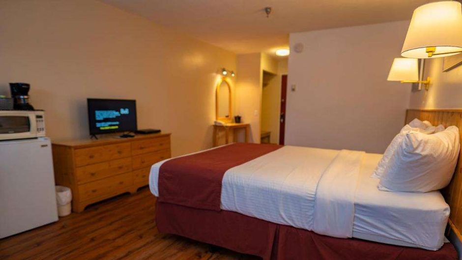 Canadas Best Value Inn- River View Hotel Room