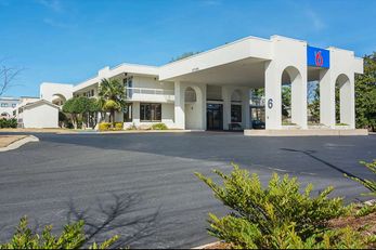 Motel 6 Newnan