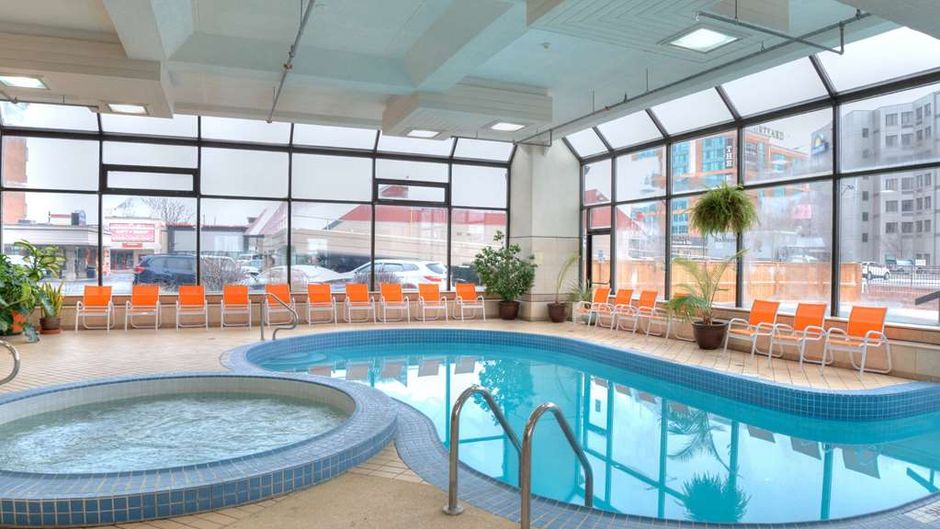 Howard Johnson Hotel By The Falls Pool