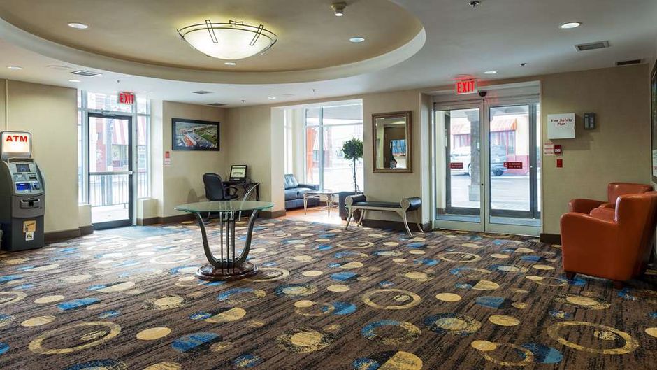 Howard Johnson Hotel By The Falls Lobby